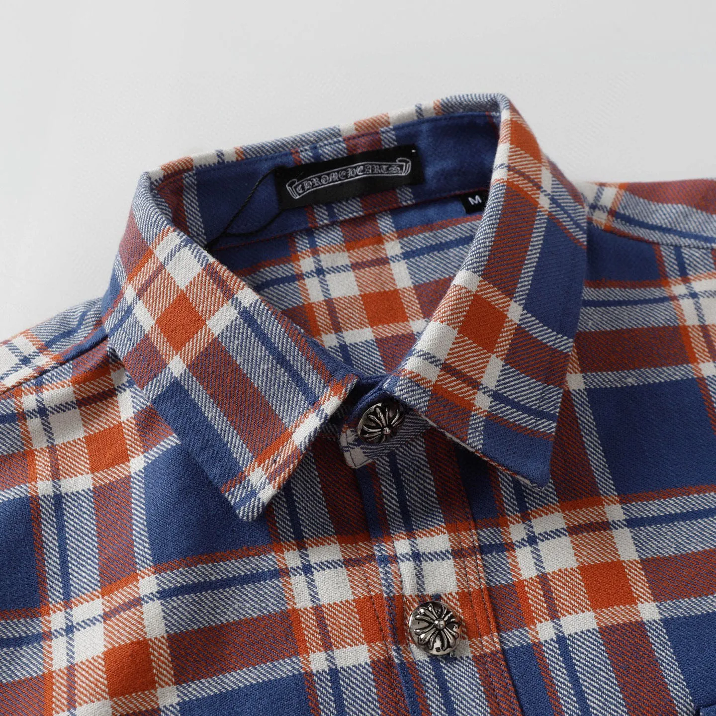 🅿️380 ch|24fw Crow Heart New Striped Plaid Splicing Silver Button Cardigan Shirt Process description: The fabric is made of custom-woven and custom-dyed wool blended fabric. The fabric contains wool components and has a very good texture. All the plaids are counter-position stitching. Every size and every plaid splicing is counter-position. It not only consumes fabric but also takes time. The details are very delicate. The sleeve logo printing uses special pulping. The characteristic of the printing process is the use of high-performance glue for printing, which creates a sense of layering on the printed pattern. The accessories of the new yb mold are used. Buttons and pocket silver jewelry are custom-developed using silver-plated foti materials. The cuffs are made with buttons and snaps that are consistent with yb and are designed with loose fit. The oversized version is truly restored. Color: blue/green/red. Size: S-XL.